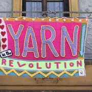 Il fenomeno Yarn Bombing, la città lavorata all'uncinetto