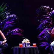 “Cachemire”, il podcast a teatro è meno morbido