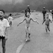 50 anni fa la foto della Napalm Girl: la fotografia tra realtà e memoria
