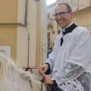 Don Giuseppe, dopo l’ordinazione l’ingresso in paese. A cavallo