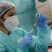 Infezioni e malattie gravi in crescita. "Vivere con il Covid" può costar caro