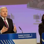 «I genitori gay vanno riconosciuti», l’Ue scavalca il diritto degli Stati