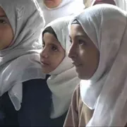 I bambini dello Yemen in guerra trovano la pace andando a scuola