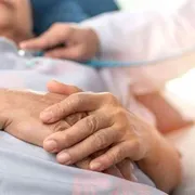 La povertà di essere lasciati soli nel tunnel di sofferenza e malattia