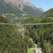 Costruire un nuovo ponte tibetano aiuta lo sviluppo della montagna?