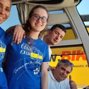 Il pullman lo guida il "don" (che ha preso la patente apposta)