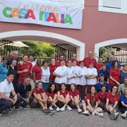 Foto di gruppo a Casa Italia prima della partenza