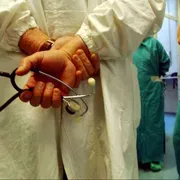 Per la sanità una cura di giustizia contro la medicina che discrimina