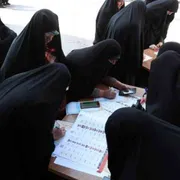 Iran, l'ayatollah Khamenei chiama al voto. Forte il fronte del no