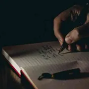 Riscopriamo la scrittura a mano (e in corsivo): è la ginnastica della civiltà
