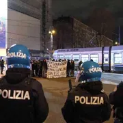 Cortei e manganelli: è ora di scrivere i numeri identificativi sui caschi