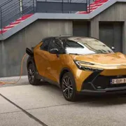 Toyota CH-R si attacca alla spina e fa il pieno di intelligenza