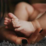 Quante mamme hanno i figli della maternità surrogata?