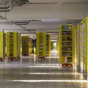 Uomini e macchine lavorano insieme nella base Amazon del Centro Italia