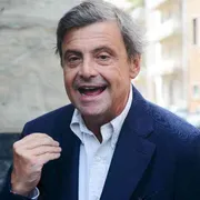 Calenda irride Salvini per il post del "tappino Ue"