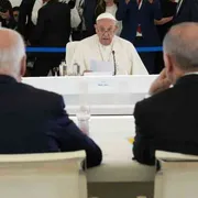 Un Papa in uscita per un mondo in crisi: la sedia al G7 è stata una svolta