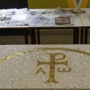 I mosaici dei detenuti sull'altare di papa Francesco