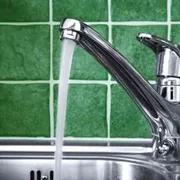 L'acqua di casa è buona e sicura, ma un italiano su 3 non ci crede