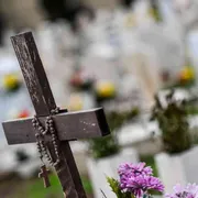 Preghiera per un defunto: il rosario sta prendendo il posto del funerale?