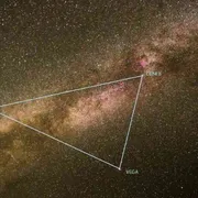 Il triangolo di stelle delle notti d’estate e il “messaggio” di Dio