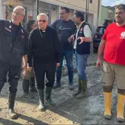 Il vescovo nel fango, a Bagnacavallo: «Vi risolleverete»