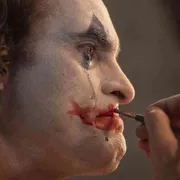 Con uno sguardo di donna a Joker cade la maschera
