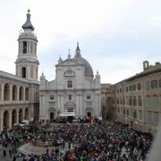 I migranti stranieri pellegrini alla Santa Casa: camminiamo insieme verso Dio