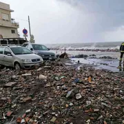 Auto trascinate e strade come fiumi: la Sicilia è finita sott'acqua