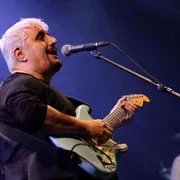Il cardinale Battaglia nel ventre di Napoli con Pino Daniele