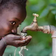 L'acqua, bene conteso e sperperato. Ma si può rendere risorsa per tutti