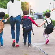 Figli a scuola. Ecco tutti i disastri dell'ipergenitore