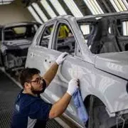 Addio vecchie officine: il carrozziere è un mestiere di alta specializzazione