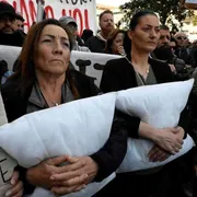 «Noi non dormiamo più»: nei Campi Flegrei va in scena la protesta dei cuscini