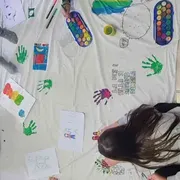 La bandiera della pace da record realizzata da 800 bambini