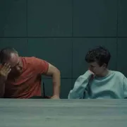 «Adolescence», i figli chiusi in cameretta e la paura di non sapere chi sono