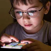 Nel 2050 metà degli italiani saranno miopi: «Bimbi troppo tempo col cellulare»