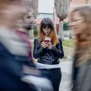 Minori da soli nel web, ecco la guida per aiutare i genitori