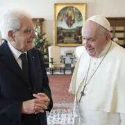 Mattarella: «Un grande vuoto». Meloni: «Il Papa della gente»