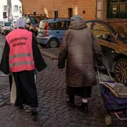 I clochard di piazza San Pietro: «Adesso speriamo non ci mandino via»