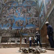 Gli 80 sigilli, le vetrate oscurate, le due stufe... La logistica del Conclave