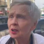 84enne condannata per un cartello "no alla guerra". Ricoperta di fiori