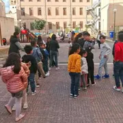 Sì, dovremmo riflettere sui diritti e sui doveri di chi c'è già