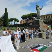Flash mob per i giornalisti uccisi a Gaza: «I media non sono un bersaglio»