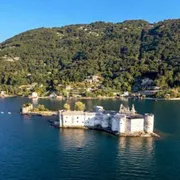 Sul Lago Maggiore aprono i Castelli di Cannero. Magia di luci a Baveno
