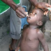 I tagli agli aiuti sanitari aumenteranno nel 2025 le morti di bambini