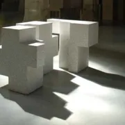 Dallo spazio alla presenza: così l’arte abita i luoghi del rito
