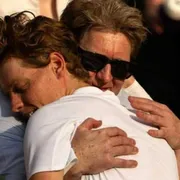 Jannik e l'abbraccio con papà Hanspeter: l'immagine dell'estate 2025