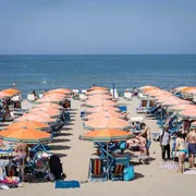 Lo scontro balneare sui trend del turismo: la politica e le posizioni in campo