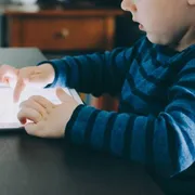 Così noi adulti abbiamo delegato l'educazione a uno schermo