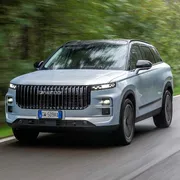 L'auto  cineseJaecoo 7 ripresa di fronte in movimento su strada